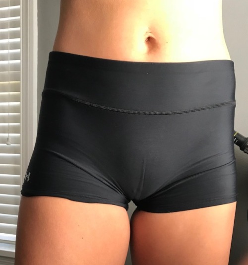 cameltoeselfie: shared-wife: God I love her cameltoe….spandex is amazing @cameltoeselfie