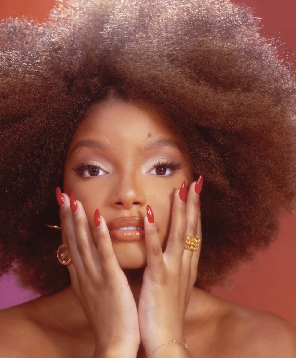 hallessiren:Halle with a ‘Fro 😍 ✨️ 