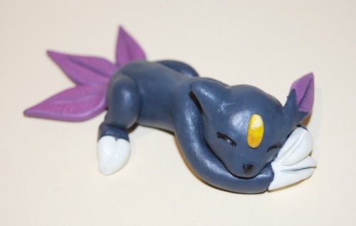 Sleeping Sneasel figure made as a birthday gift. :3 Sculpted from Fimo and painted with a mix of acr