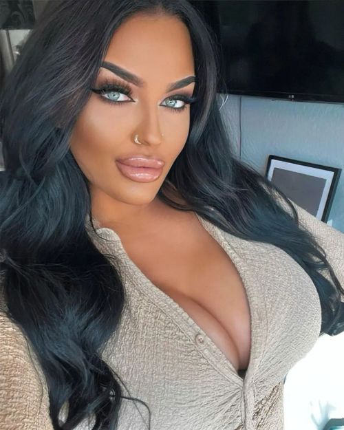 It’s hard to go past @loisxmarie_ for a great example. Perfect makeup, hair, lips and tits.ᴄ