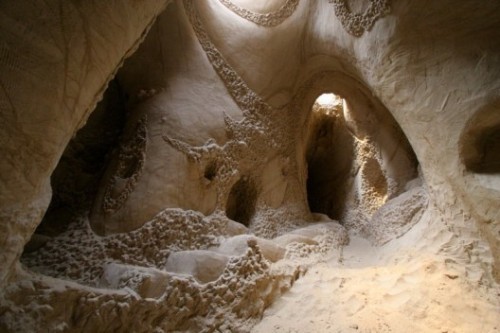 cosascool:  Ra Paulette, 67 years old, has carved a series of underground “cathedrals” in northern New Mexico, without the help of other workers and using only tools hand. 