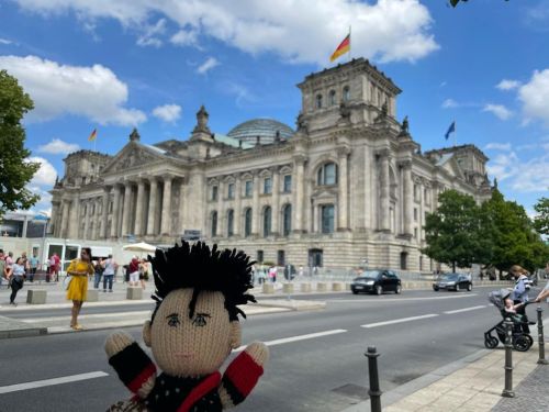 clockworkange: I took @kleinekruspe out sightseeing yesterday (at Berlin – the place to be)https://w