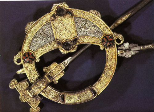 theladyintweed: The Tara Brooch, a piece of ancient Irish jewelry made around 700AD