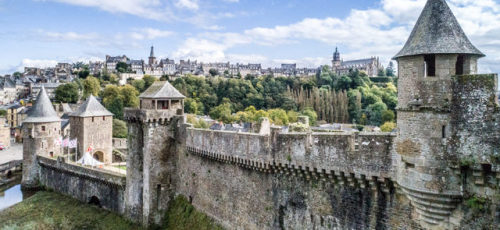 13th-century curtain wall of the Château de Fougères inFrance, showing crenellations and machicolati