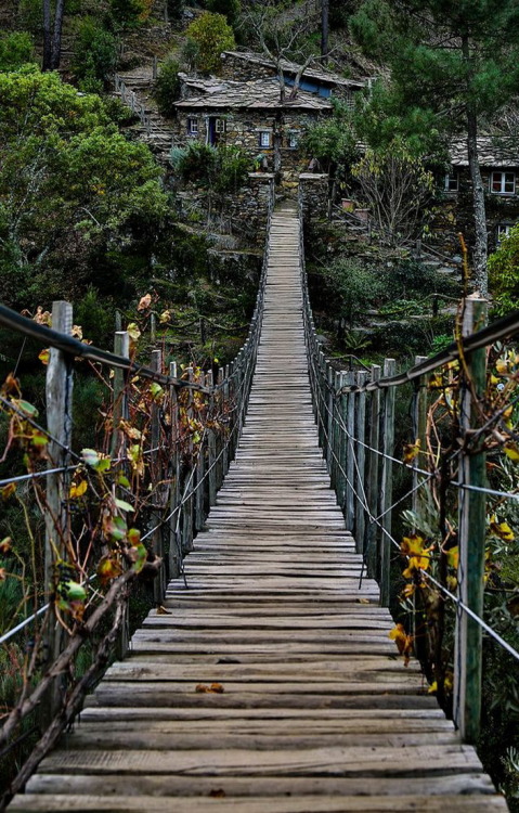 Suspended bridge to Foz D'Egua near Piódão / Portugal (by Pedro Silva).