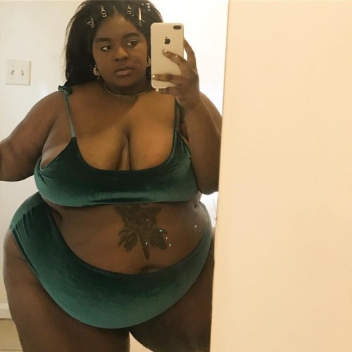 luhshawnay:w8ing for companies 2 fly me out 4 photoshoots so i can stop taking mirror pics so much