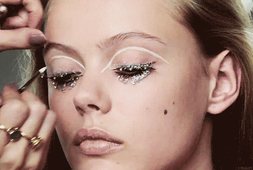 lesliaisonsdemarieantoinette:Lisa Eldridge applying eye makeup to Frida Gustavsson