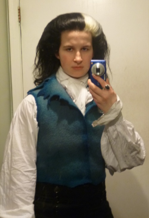 I’m not sure if blue is a good colour on me.I started this waistcoat a while ago and I don’t know ho