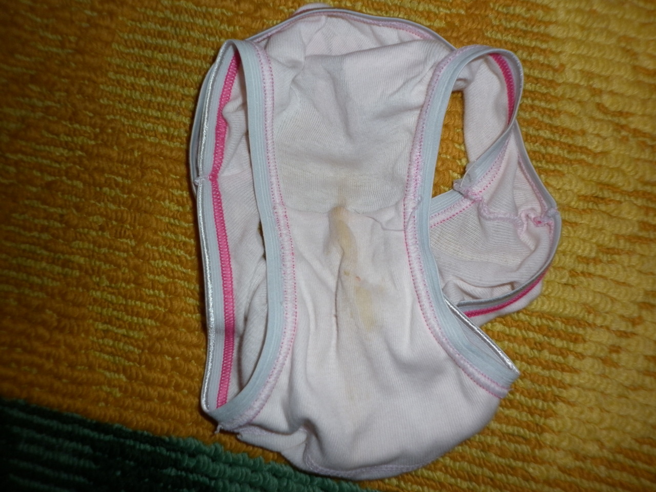 Max submitted:mutande sporche di mia sorella odore di pipi buonissimo (dirty panties