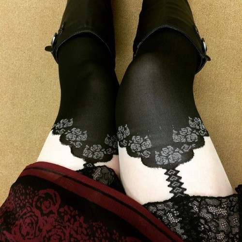 fyeahzettairyouiki:Favorite tights. #zettairyouiki #thighhighs by mikasa__sucasa