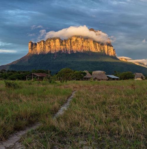 visitheworld:  Akopan Tepui,  Parque Nacional Canaima / Venezuela (by Flávio Varricchio).