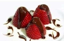 get-motivation:  Some Chocolate Covered Strawberry food porn for ya! :) I really would love some strawberries covered in dark chocolate right now!