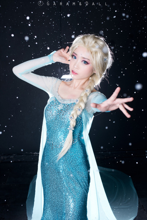 via-amy:  vandariwuuuuutcosplay:  Character: Elsa Movie: Frozen CN: Tomia Tomia’s blog  yessss