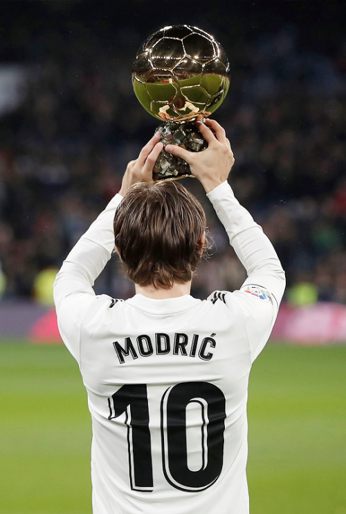 madridistaforever - Modrić presents his Ballon d'Or trophy to...