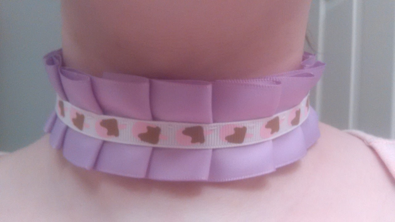 I made myself a reversible ribbon choker today.