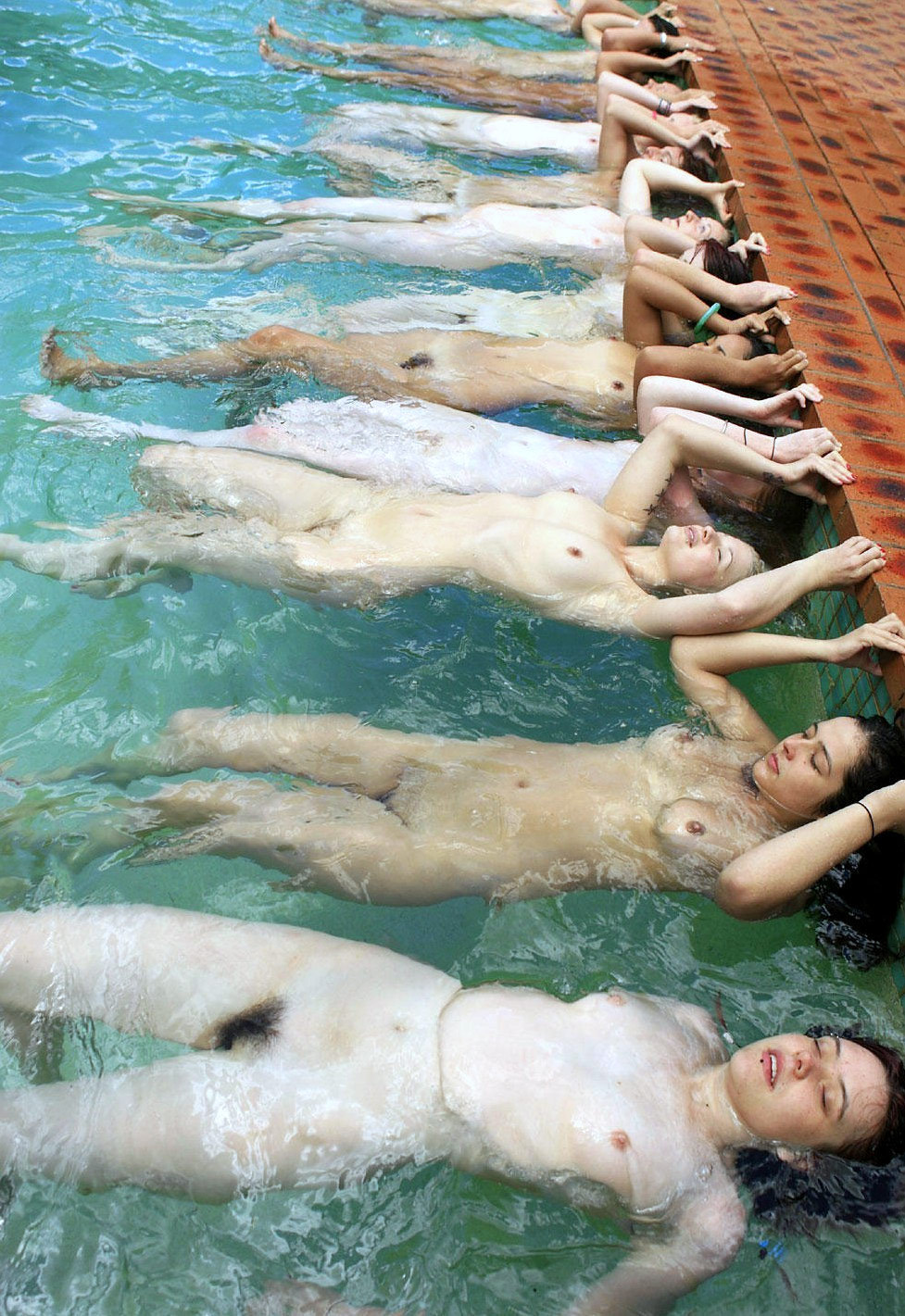 nu-bonheur:  La gym aquatique ! Rien de meilleur, nu dans la piscine. Il faudrait