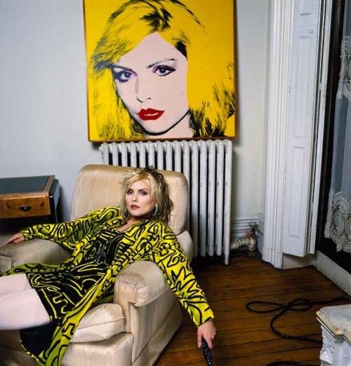 ralfbayer: Debbie-Harry-New-York-Apartment-with-Warhol-Portrait-1988.-Photo-by-Brian-Aris