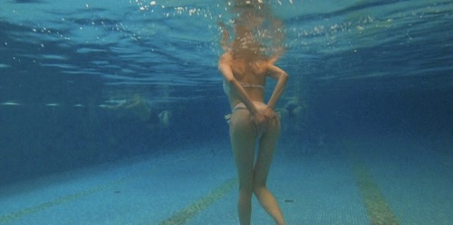 sexsusu: 游泳池激情露出，好多小哥哥都偷偷潜水下来偷瞄！ 最近天气比较冷，汤上只会发一些以前的照片和视频。 等天气转暖，再去户外拍照！微信上每天照常更新。