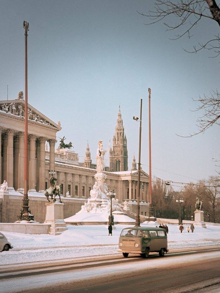 wearevintagevienna:Wohl  eines der meist fotografierten Motive in Wien - das Parlament.