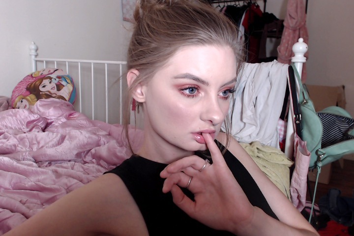coolslutsclub:  tell me i’m cuteinstagram | manyvids
