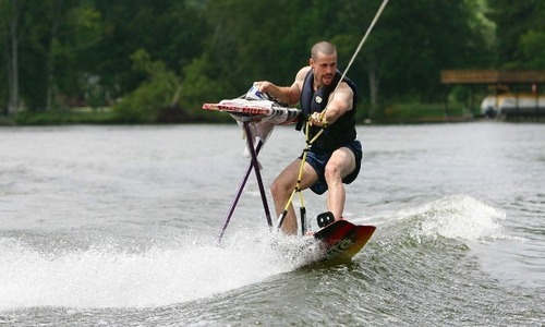 mrrandomneseianese:  Can we appreciate the fact that there’s an extreme sport known as “Extreme Ironing”?  Like basically people take ironing boards to crazy locations and iron their shirts There are no limits to what these people will do  “Hell