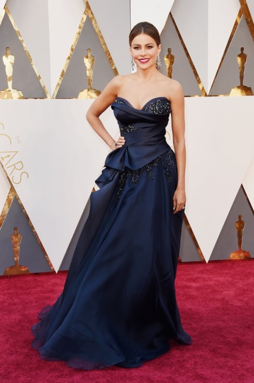 The Best-Dressed Celebrities on The 2016 Oscars Red Carpet! Check this out ➡ www.tenetnews.co