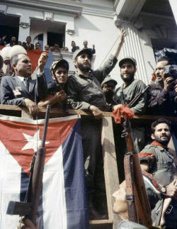 fuldagap:  Fidel Castro greets a crowd that