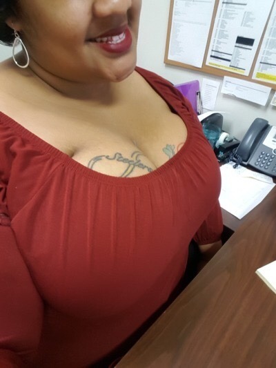 mrworkout79:  bat-bigasstitties2:  Titties at work   Yesssss! Bra lines 