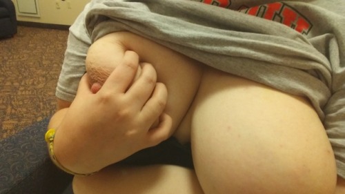 bbwmelxxx: Flashed in the study lounge. Prolly gonna start fingerin myself in here soon.