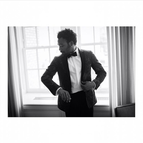 childishnews:Donald Glover on his #burberry tuxedo before #MetGala2017cred: @ann_i999