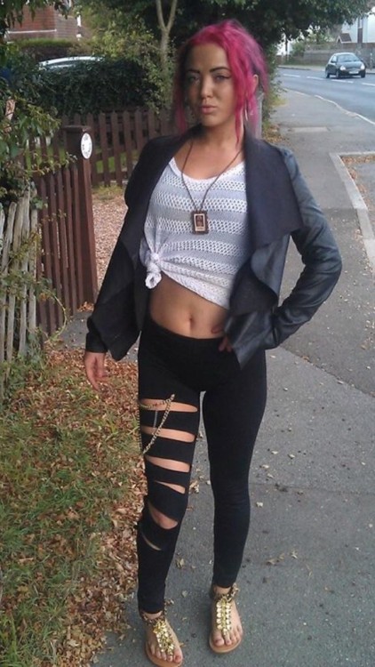 Derby chav slut with pink hair and ripped black leggings - bit to much fake tan for mehttp://app.hor
