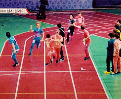 evolusionize:  Myungsoo watching Woohyun mess up during the relay race 