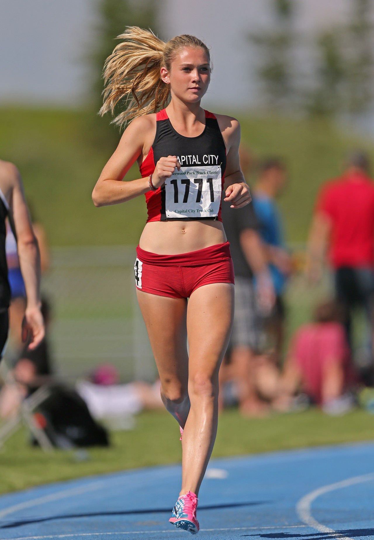 girls-playing-sports:  You know they’re hot when they look this good while running!