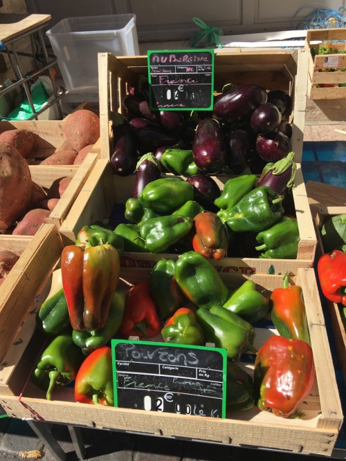 Poivrons et les aubergines, le marché du samedi, Apt, Vaucluse  2016.