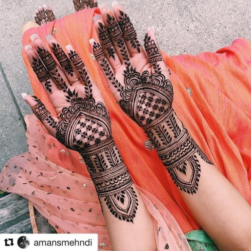 Negative space with @amansmehndi #bfredbook  #hennadesign #bridalhenna #bridalmehndi #bridalmehendi 