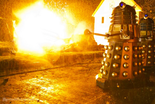 fiftyyearsandstillnotginger:
“ New The Time of the Doctor Stills
[x]
”
Shit, the Sonic is totally useless against the first Cyberman … and it’s probably useless on Cybermen and Daleks by now, so it doesn’t matter.