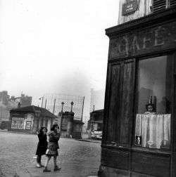  The little girl at the window Robert Doisneau