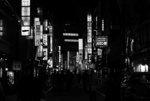 heartisbreaking: Shynjuku at night by thefascinatingeveryday on Flickr.