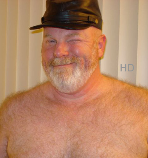 felixpiz:  thebigbearcave:  I guess it is HairyRedThursday (so beautiful, I can’t stop posting him)  yes I want him like that!!!