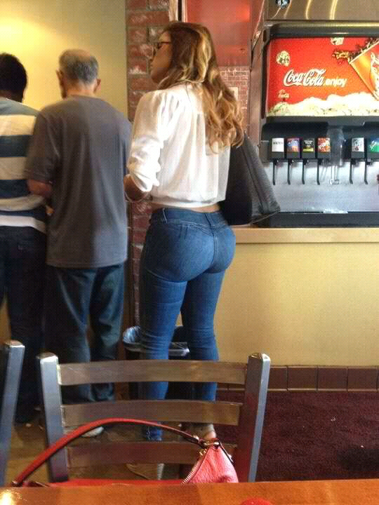rufffn:  pawg sighting  Even skinny chicks got ass these days