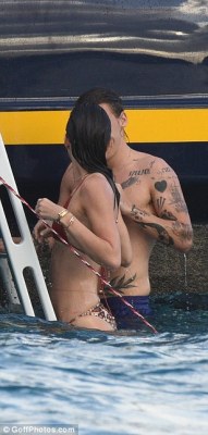 fuckyeahzarry:  Harry &amp; Kendall in St. Barts - 12/30 [source]