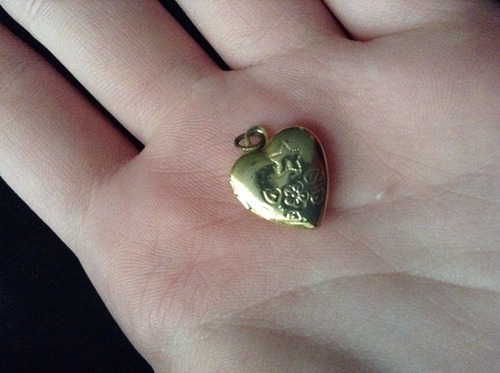 dan-mcneely:  ufodoll:  arachnidhips:  oh hey look a locket from when I was little!  i wonder whats inside i-   HOLY FU CK  #AM I GLAD THAT I’M IN HERE 