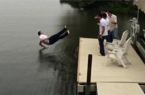 fakehistory:Jesus showing his breakdancing skills to his friends [24 AD]