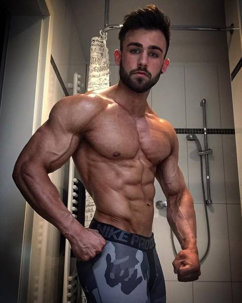 aworldofmenz: cdnlifter27: Pascal Munz A World of Menz  <<<Follow 