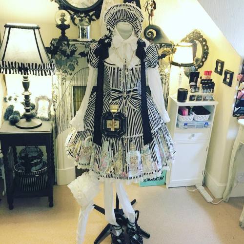 mylittleoddbubble: Coordinate of the day: “Glass Bottle of Tears” op and bonnet by #angelicpretty #