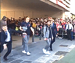 fleckinho66: Lionel Messi lovely gesture to a girl fan … 