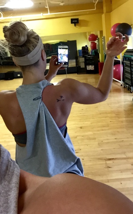 dirty-flirty-fitness:  No more baby shoulders. Crazy pump
