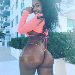 blackarag:  kornbredfed:  K O R N B R E D F E D 🍑 @katt__leya @katt__leya  #kornbredfedgirl #fineAF #badazzredbone #ebonybeauty #eyecandy #wce😍 #🍑 #miami🌴 #melaninonatrillion  (at Miami Beach, Florida)  👏😀👍💯