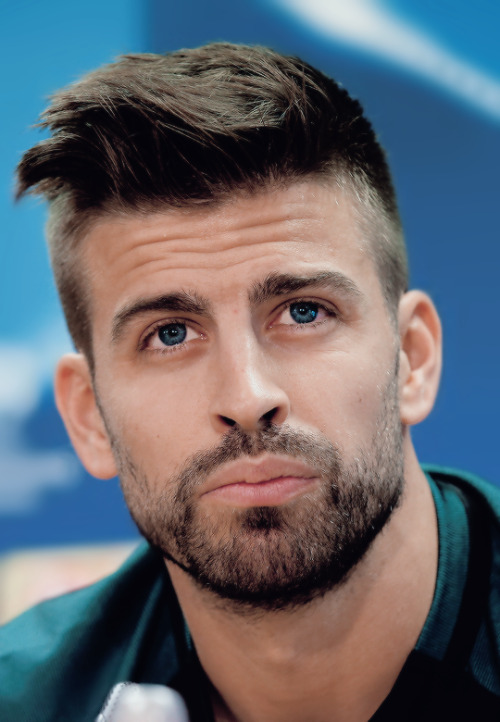 barcelonaesmuchomas:Gerard Pique speaks to the media during the FC Barcelona training session at Ciu