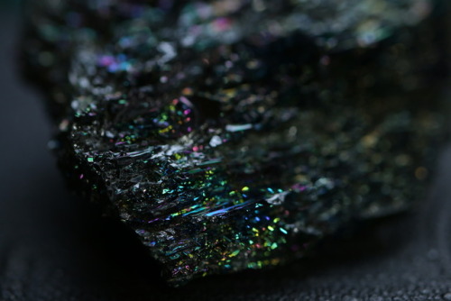 Unedited macro shots of a silicon carbide crystal (carborundum)tumblr | Instagram | Etsy Shop